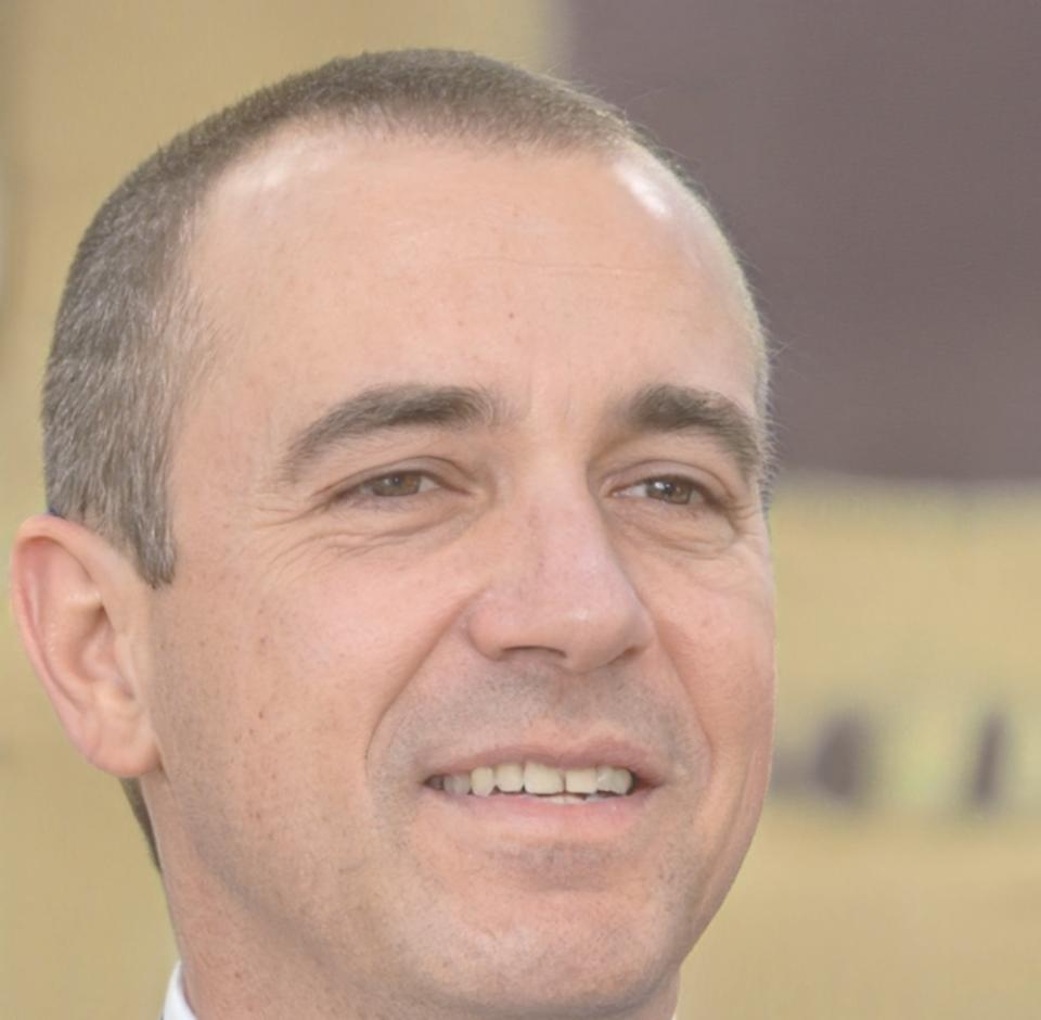 Finance educator guiding weekly budgeting strategies